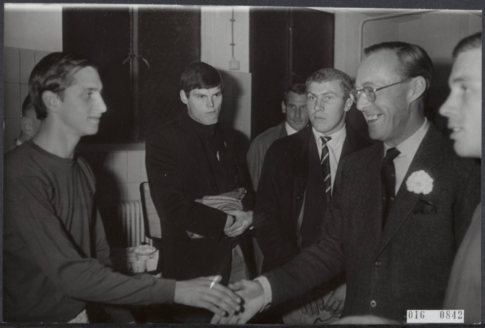 Sport, koninklijk huis, prinsen, begroetingen, voetbal, Ajax-Besiktas, Bernhard,, Bestanddeelnr 016-0842
