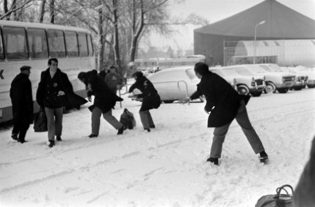 Spelers van Napoli trainen in Olympisch Stadion Amsterdam. Spelers gooien sneeuw, Bestanddeelnr 923-1312