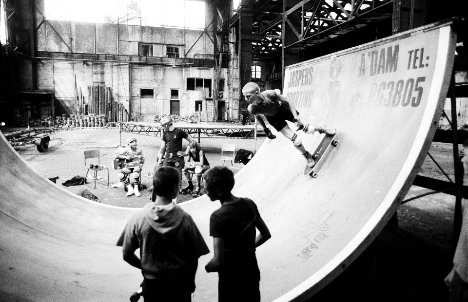 Sport, skateboards, fabriekshallen, Bestanddeelnr 930-9493