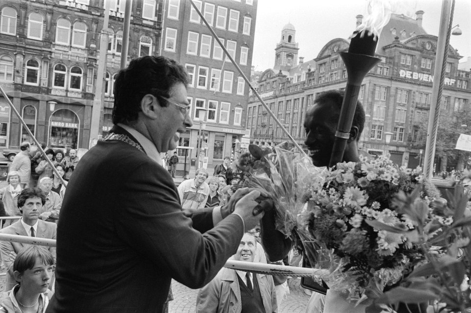 Sport Aid Afrikaanse marathonloper burgemeester van Thijn (l) en Omar Khalifa, Bestanddeelnr 933-6640