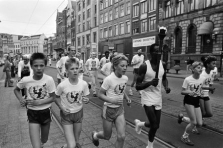 Sport Aid Afrikaanse marathonloper Omar Khalifa voert groep lopers aan op het R, Bestanddeelnr 933-6637