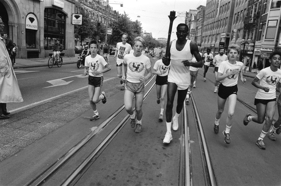 Sport Aid Afrikaanse marathonloper Omar Khalifa voert groep lopers aan op het R, Bestanddeelnr 933-6638