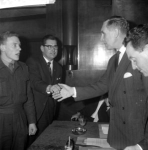Sportfonds Leo van der Kar Zwemmer Jan Jiskoot en P Verwoerd (trainer) schudde, Bestanddeelnr 913-5048