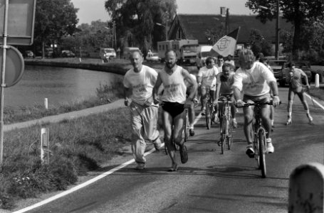 Sporters op weg naar Den Haag in het kader Sport komt te kort, Bestanddeelnr 934-5009