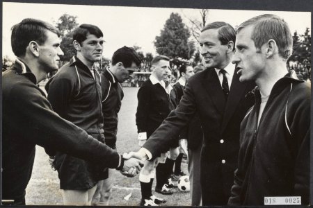 Sport, koninklijk huis, prinsen, begroetingen, voetbal, Claus, prins, Nederland-, Bestanddeelnr 018-0025