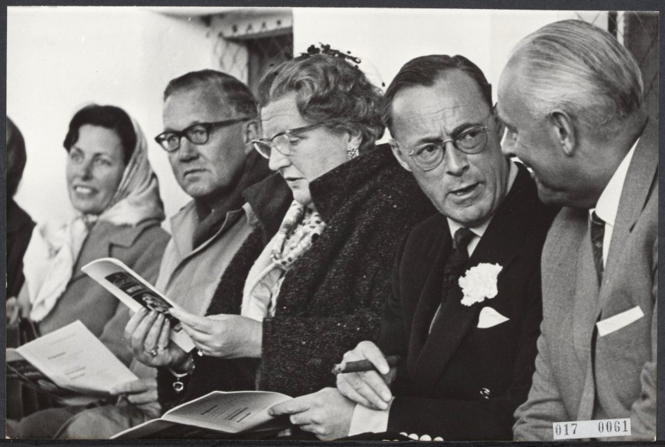 Sport, koninklijk huis, koninginnen, prinsen, bezoeken, voetbal, tribunes, Bernh, Bestanddeelnr 017-0061