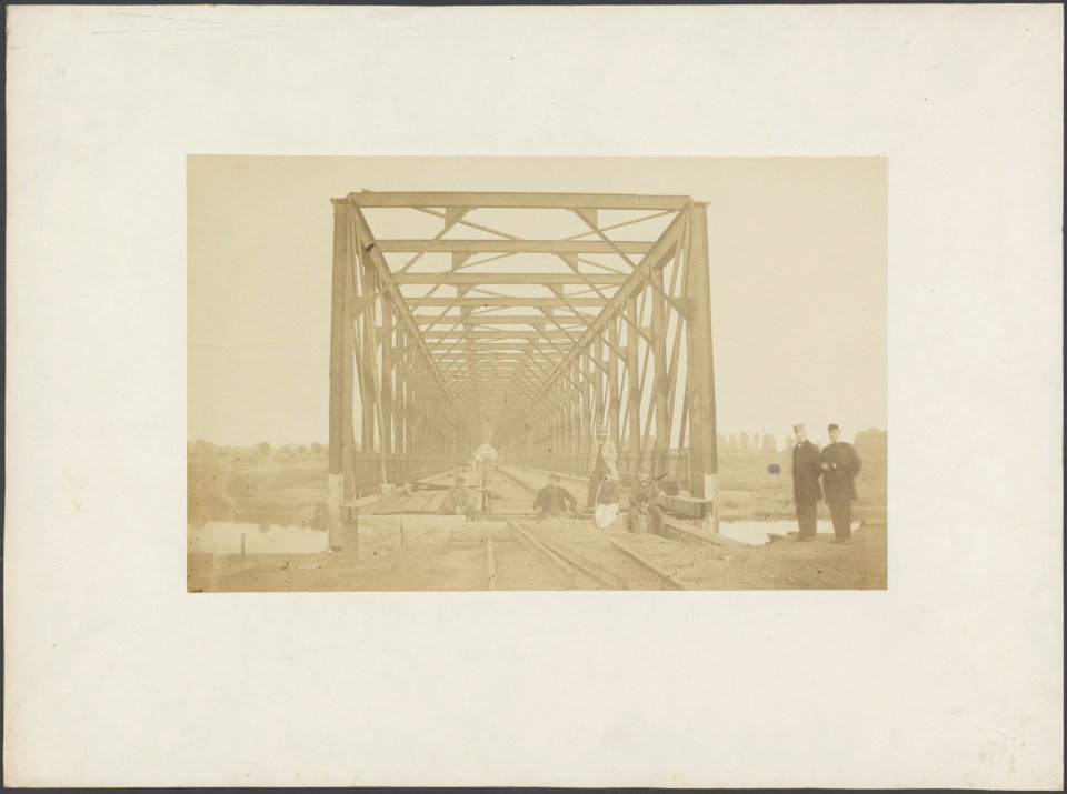 Spoorbrug, gezien vanuit het verlengde van het spoor, Bestanddeelnr 436