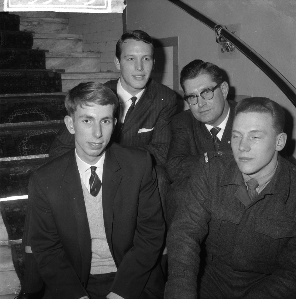 Sportfonds Leo van der Kar. Vlnr. tennisser Evert Schneider, honkballer Wim Crou, Bestanddeelnr 913-5045