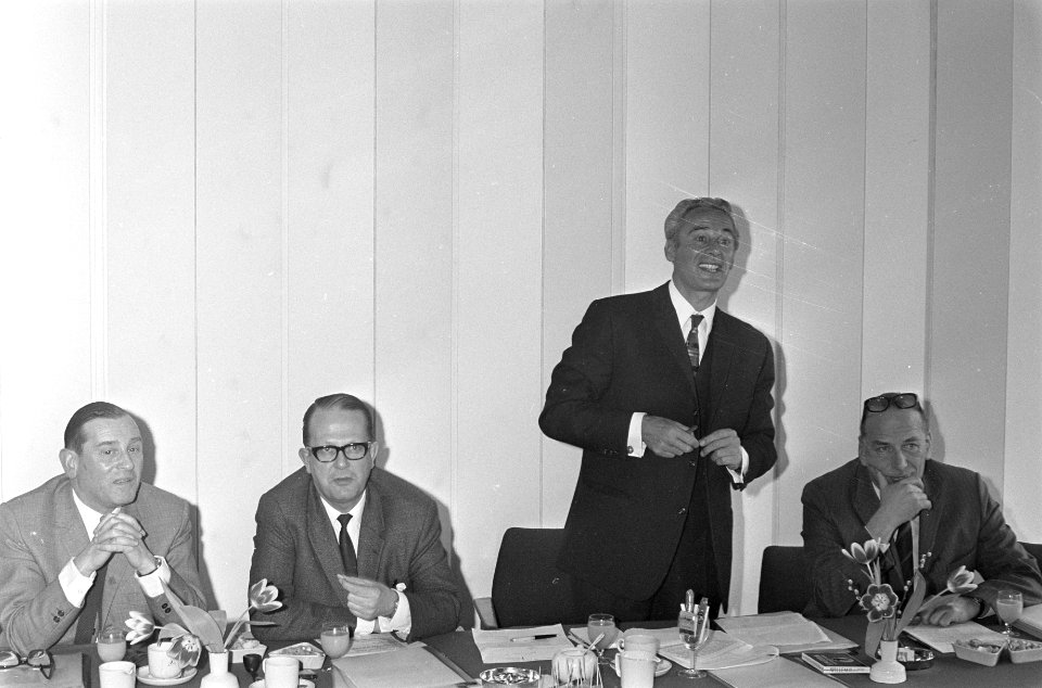 Sportfonds Leo v.d. Kar maakt sportmensen bekend die uitgezonden zullen worden v, Bestanddeelnr 922-0785