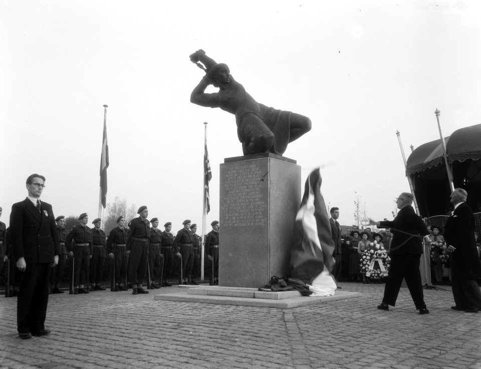 Sprang onthulling standbeeld Jan de Rooy, Bestanddeelnr 906-8533