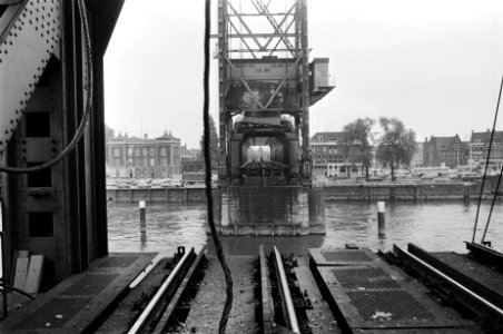 Spoorbrug in Rotterdam beschadigd door aanvaring de Koninginnebrug in Rotterdam, Bestanddeelnr 929-7100