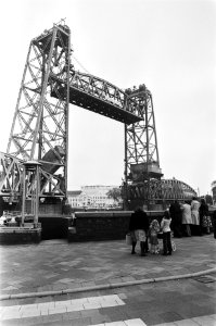 Spoorbrug in Rotterdam beschadigd door aanvaring de Koninginnebrug in Rotterdam, Bestanddeelnr 929-7099