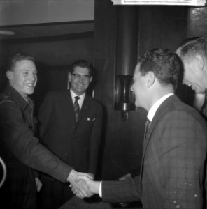 Sportfonds Leo van der Kar Zwemmer Jan Jiskoot en P Verwoerd (trainer), Bestanddeelnr 913-5047