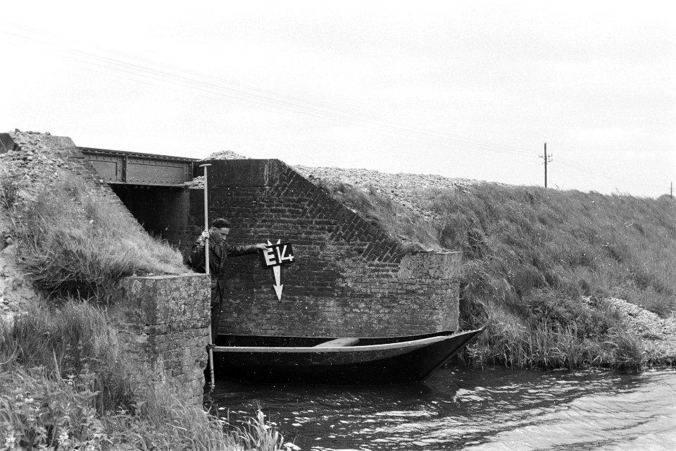 Spoorbruggetje bij Enkhuizen ruilverkaveling Het Grootslag, Bestanddeelnr 170-2114