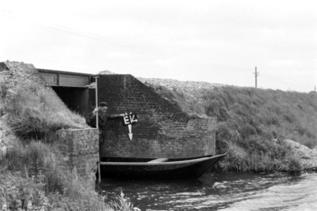 Spoorbruggetje bij Enkhuizen ruilverkaveling Het Grootslag, Bestanddeelnr 170-2114