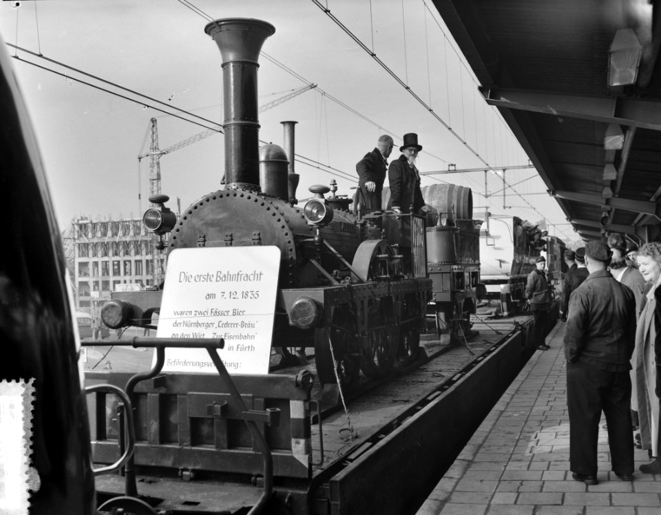 Spoorlijn Arnhem-Oberhausen 100 jaar . Feesttrein met trein van 1856, de Ahrend, Bestanddeelnr 908-0887
