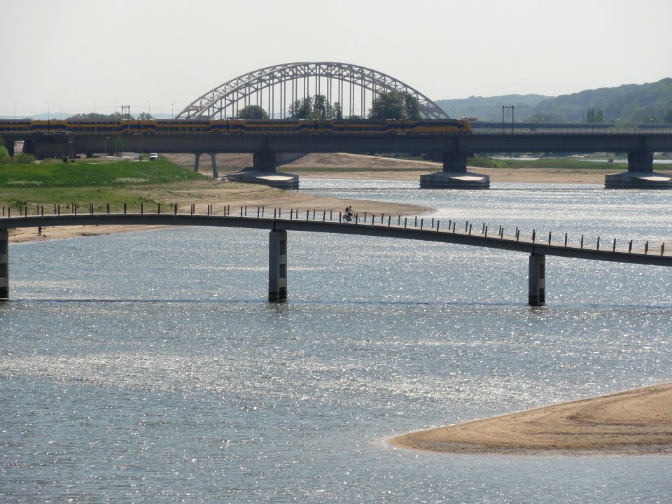 Spiegelwaal 04 met voetbrug, spoorbrug en waalbrug