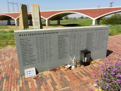 Spiegelwaal 07 met monument 20 sept 1944 De Oversteek