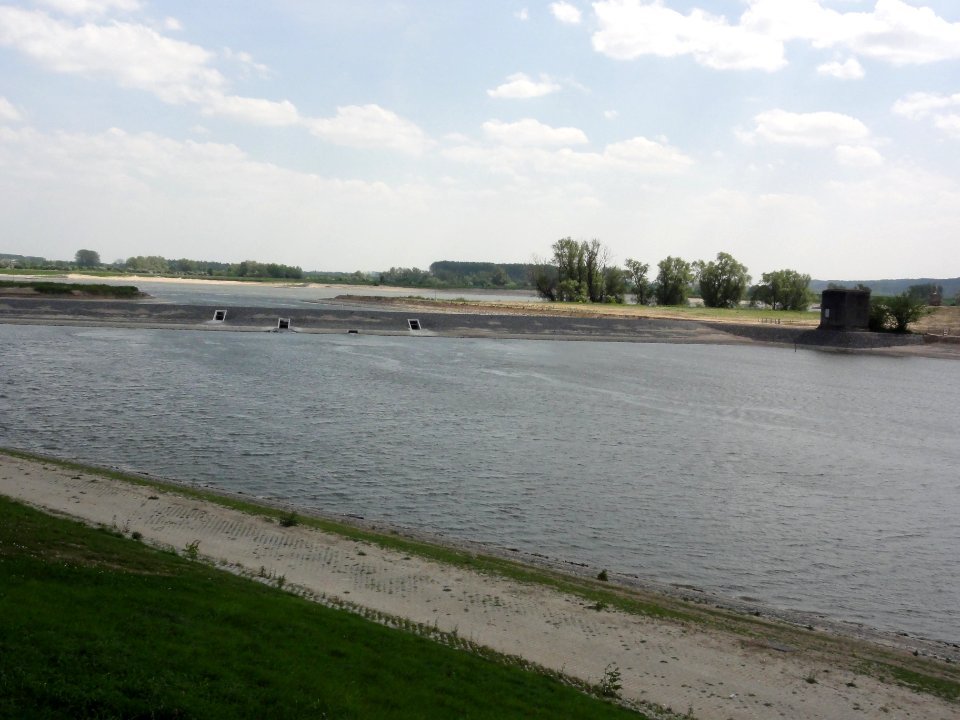 Spiegelwaal 28 ingang Spiegelwaal, rechts bunker RM