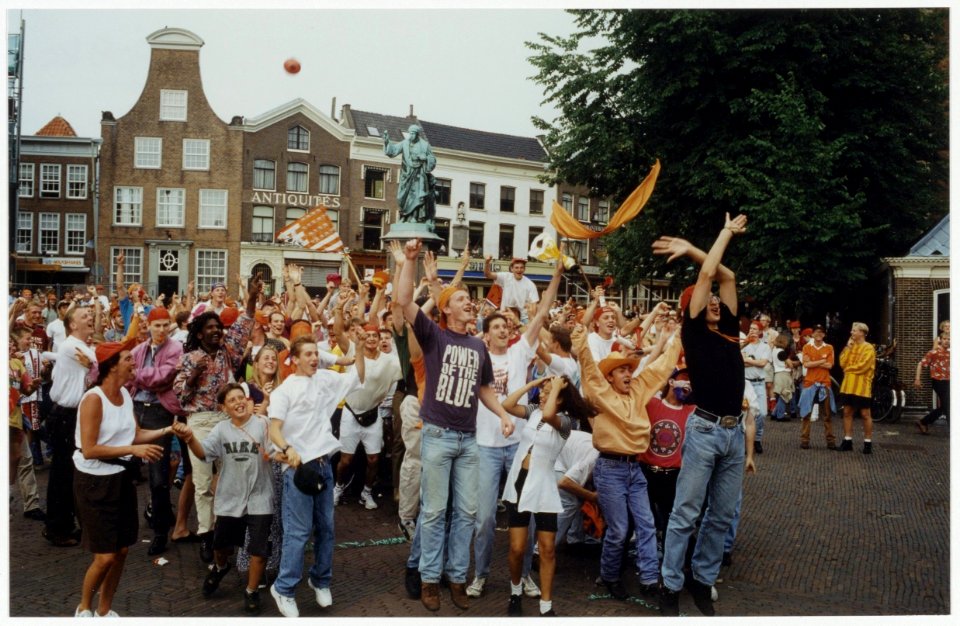 Spontane feestvreugde op de Grote Markt nabij de Lepelstraat na de overwinning van Oranje op het Ierse elftal tijdens het WK voetbal in 1994. Orientatie ziende naar het noordoosten. NL-HlmNHA 54035187