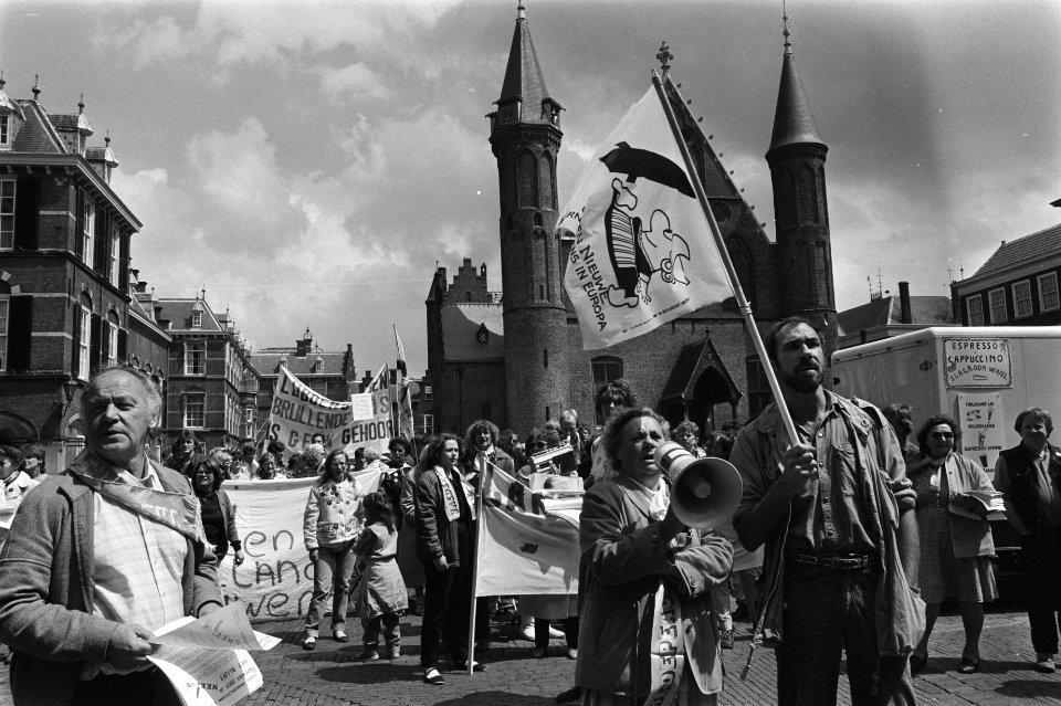 Spontane demonstratie op Binnenhof tegen plaatsingsbesuitl kruisraketten, Bestanddeelnr 932-9886