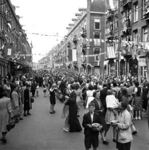 Spontaan dansende menigte in een straat, Bestanddeelnr 900-4622