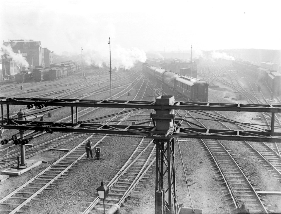 Spooremplacement aan de oostzijde gezien vanuit de overkapping van het Centraal , Bestanddeelnr 252-1025