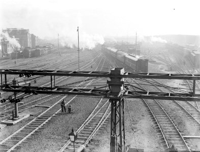 Spooremplacement aan de oostzijde gezien vanuit de overkapping van het Centraal , Bestanddeelnr 252-1025