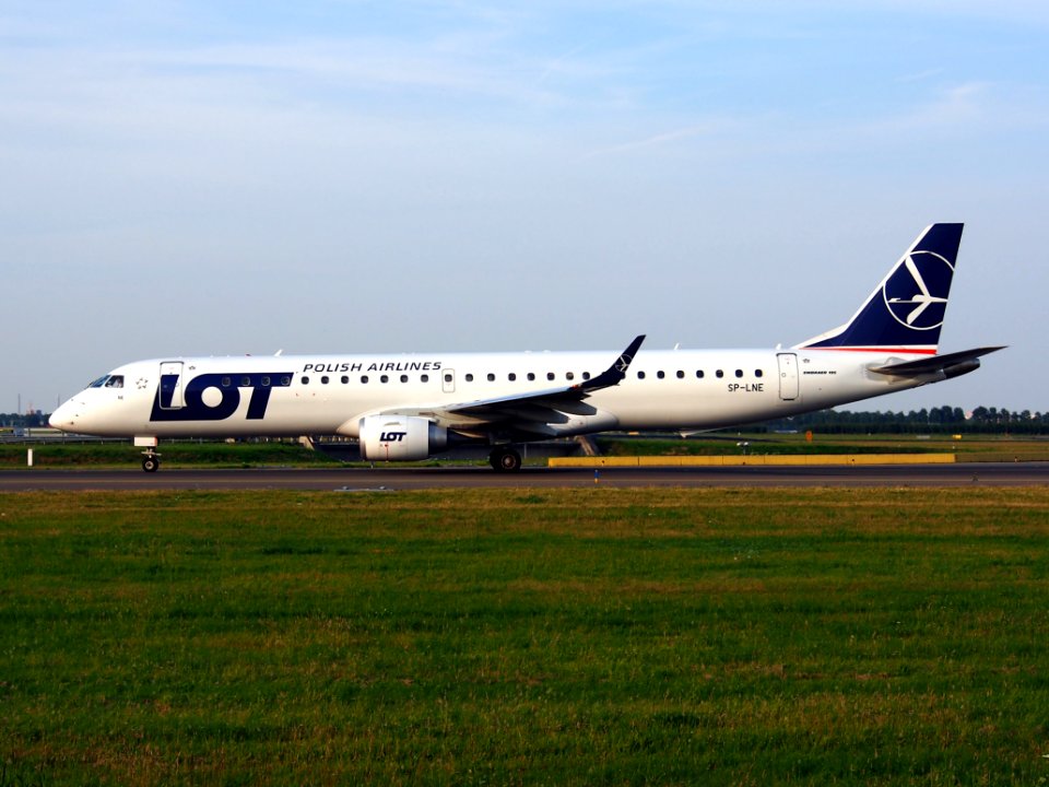 SP-LNE LOT - Polish Airlines Embraer ERJ-195LR (ERJ-190-200 LR) - cn 19000583, taxiing 22july2013 pic-004