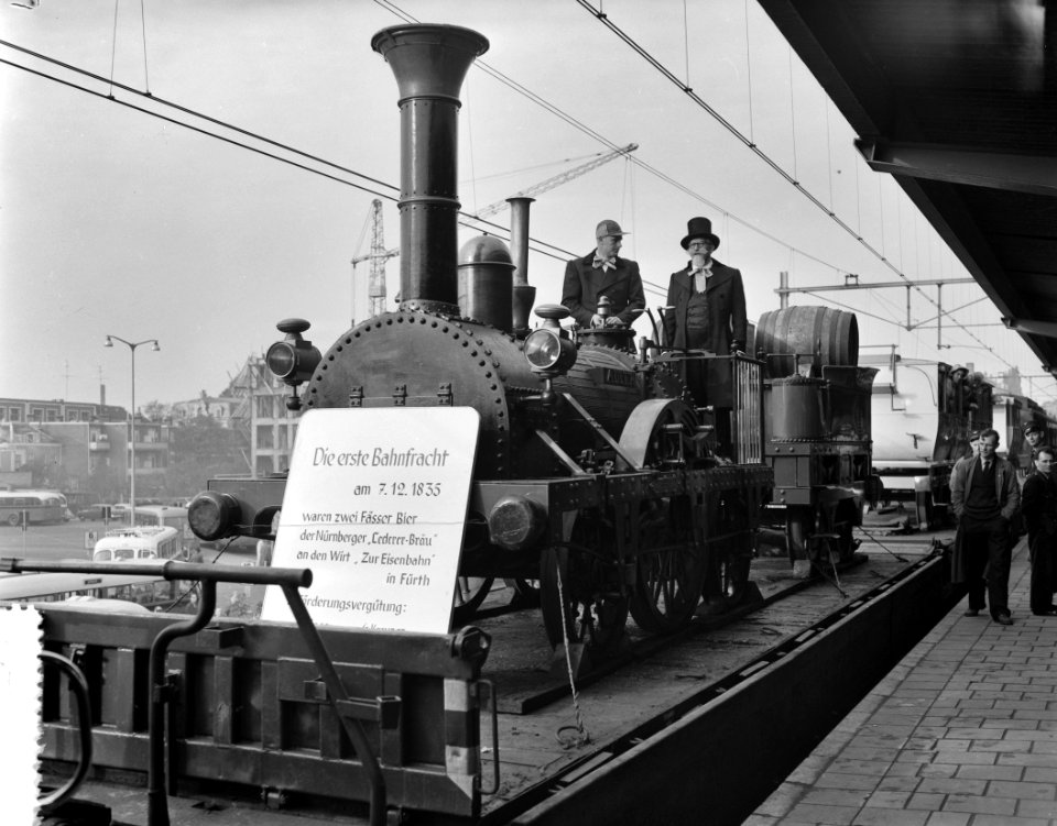 Spoorlijn Arnhem-Oberhausen 100 jaar . Feesttrein met trein van 1856, de Ahrend, Bestanddeelnr 908-0886