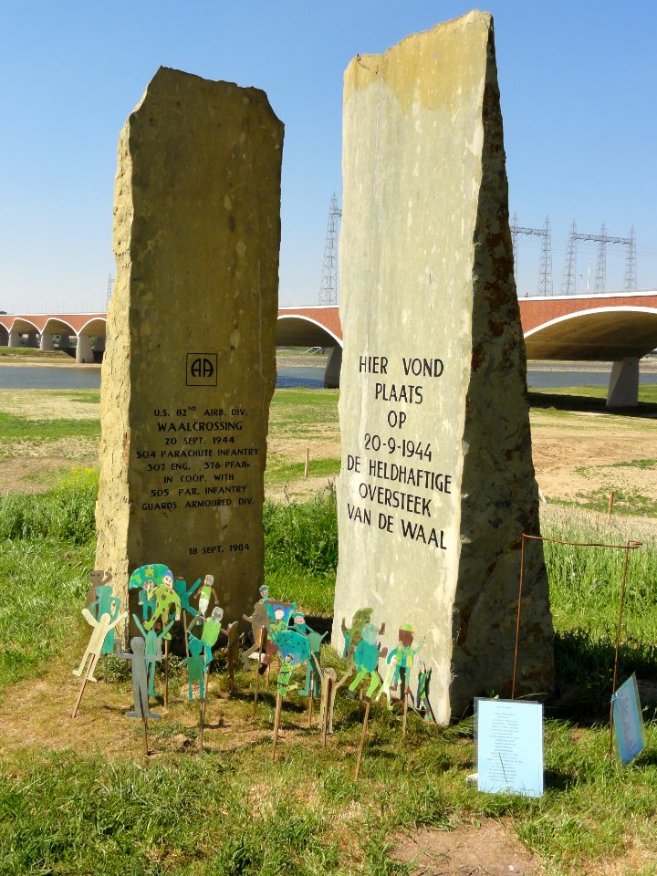 Spiegelwaal 08 met deel monument 20 sept 1944 De Oversteek