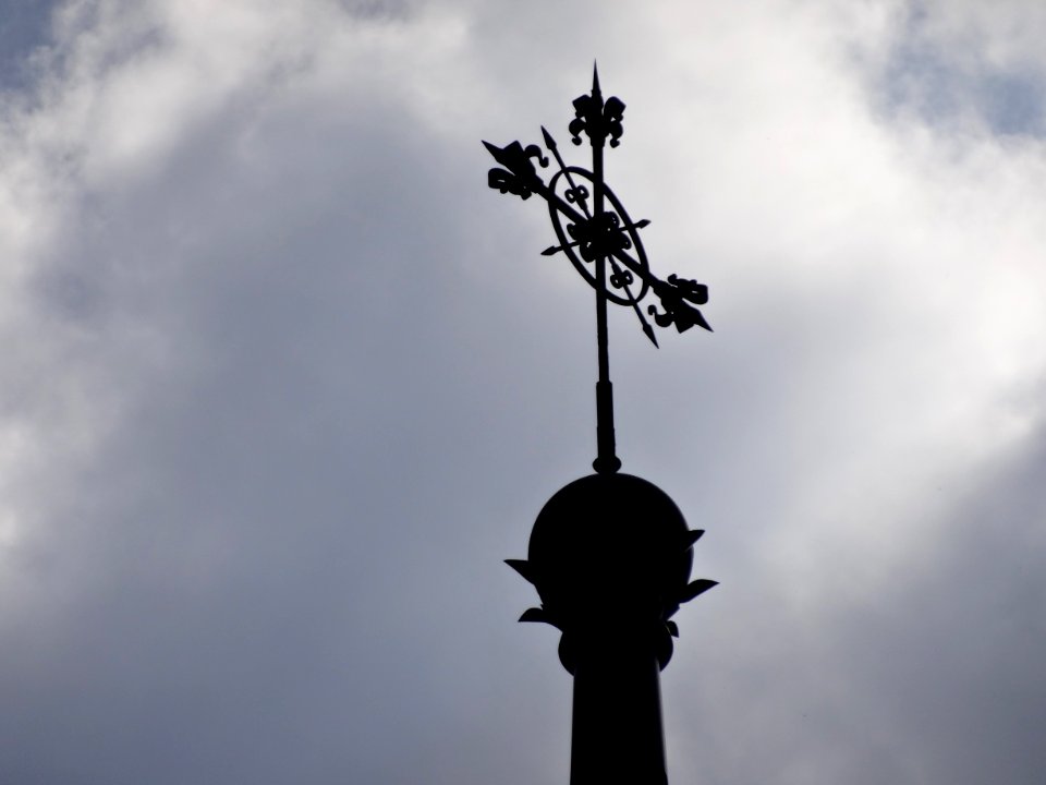 Spitze des Kirchturms der Kirche in Mellenbach