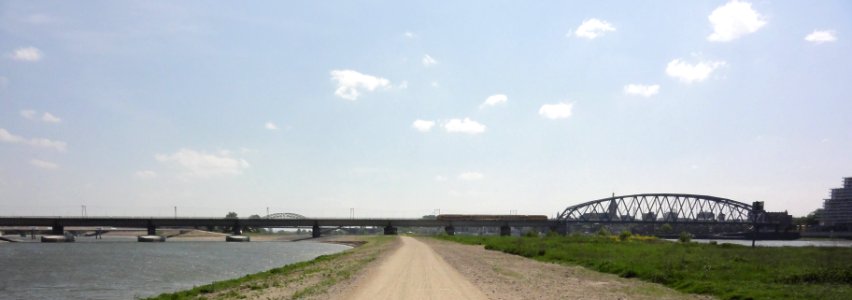 Spiegelwaal 17 panoramisch beeld spoorbrug (met trein)