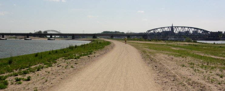 Spiegelwaal 15 panoramisch beeld spoorbrug met Waalbrugboog erachter