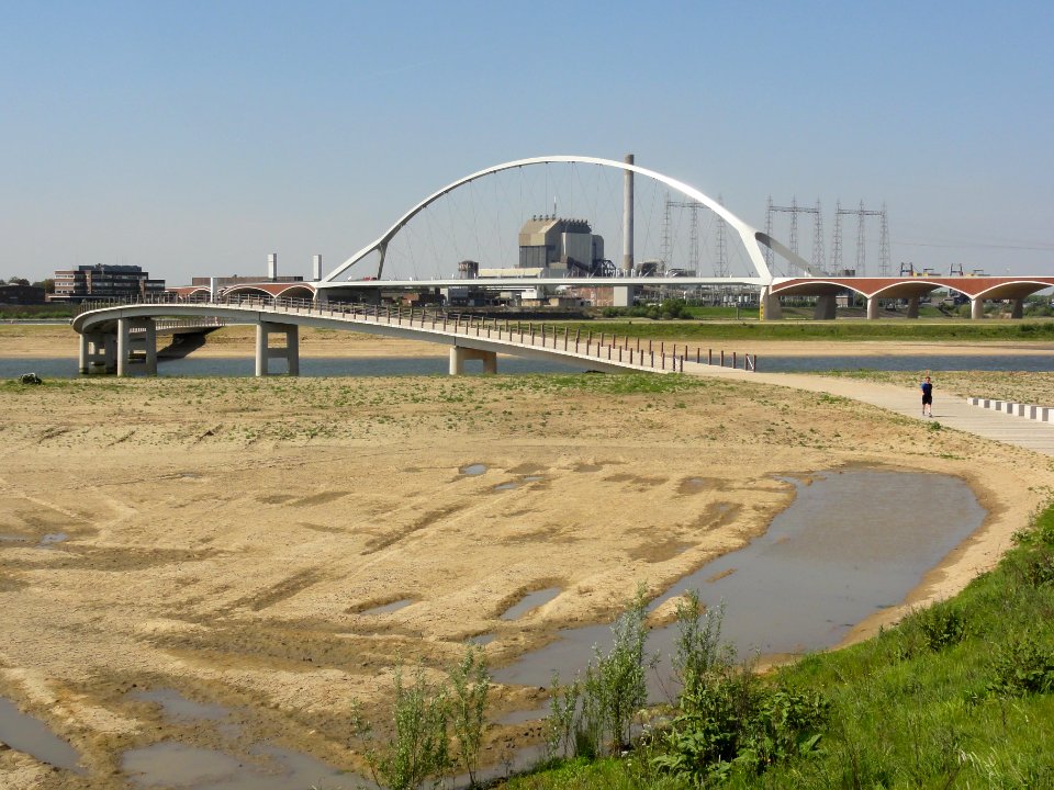 Spiegelwaal 10 met voetbrug en brug De Oversteek