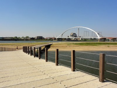 Spiegelwaal 11 voetbrug en rivier Waal met brug De Oversteek