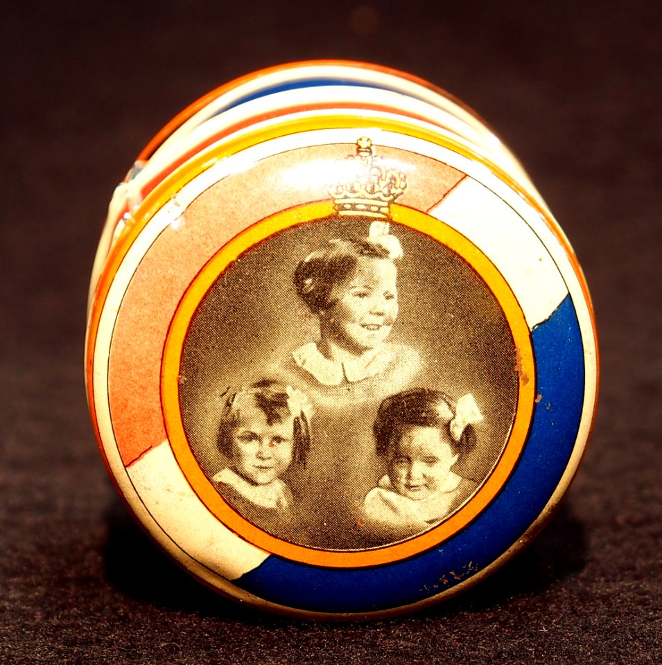 Sponsblikje met afbeelding 3 prinsesjes uit 1945, foto6. Sponsblikje met afbeelding 3 prinsesjes uit 1945, foto6