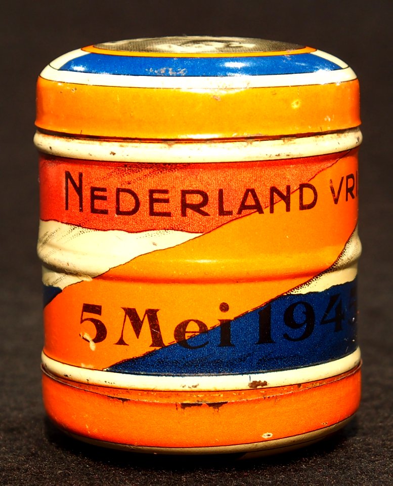 Sponsblikje met afbeelding 3 prinsesjes uit 1945, foto1. Sponsblikje met afbeelding 3 prinsesjes uit 1945, foto. Sponsblikje met afbeelding 3 prinsesjes uit 1945, foto
