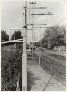 Spoorwegovergang bij de Zeeweg in Velsen. NL-HlmNHA 54014482