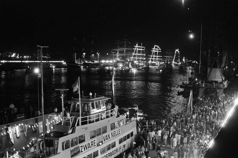 Spiegelgevecht op IJ met verlichte schepen, Bestanddeelnr 928-1053