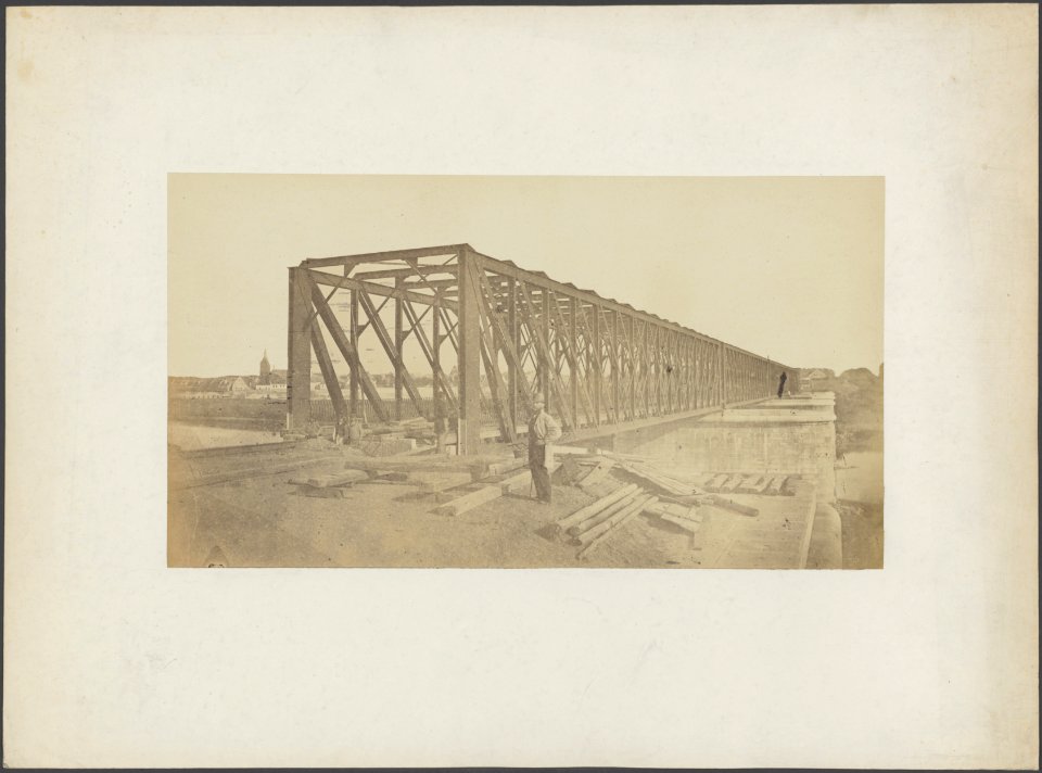 Spoorbrug, gezien vanuit een punt zijdelings van de spoorlijn, Bestanddeelnr 437