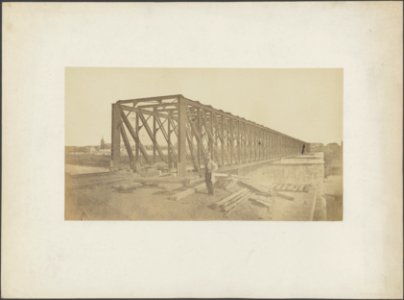 Spoorbrug, gezien vanuit een punt zijdelings van de spoorlijn, Bestanddeelnr 437