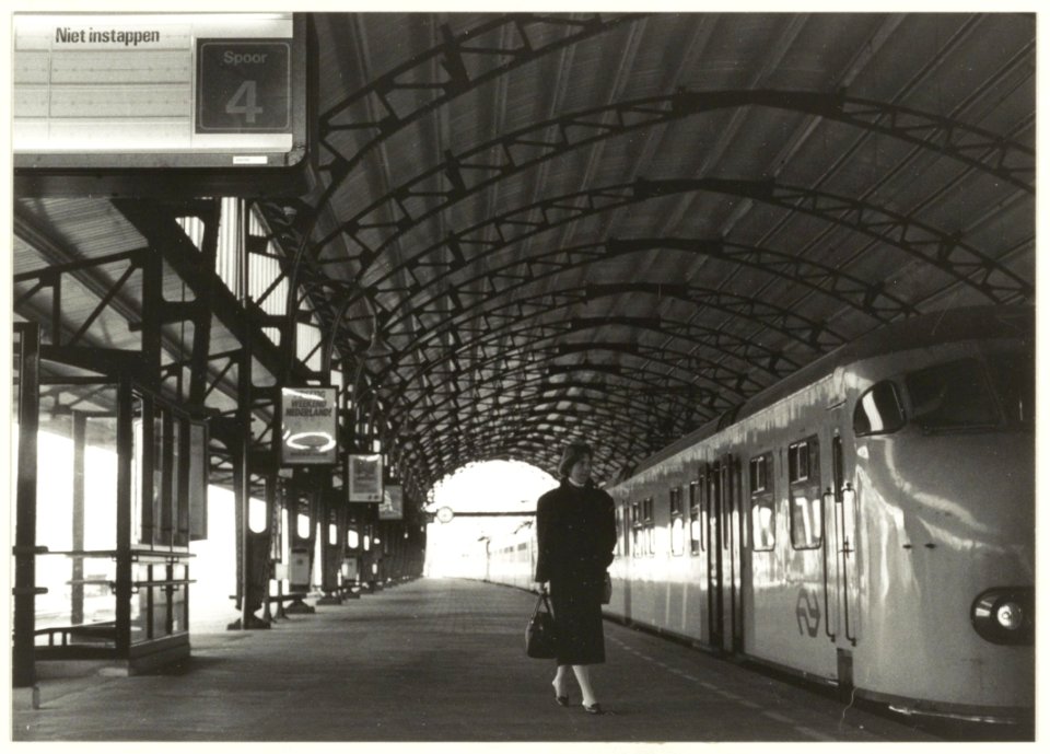 Spoorwegactie. Een leeg perron op station Haarlem i.v.m. de spoorwegstaking. NL-HlmNHA 54031543