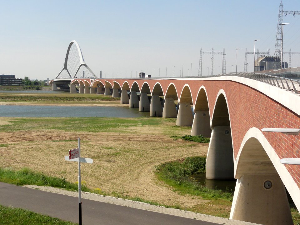 Spiegelwaal 05 met brug De Oversteek