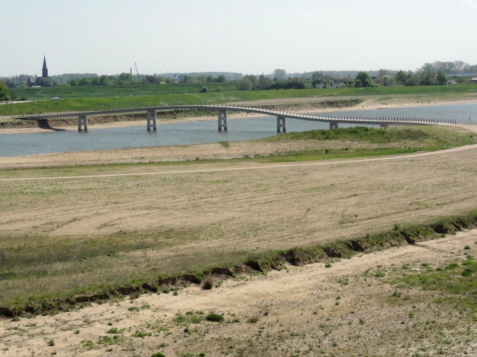 Spiegelwaal 02 met voetbrug Lent - stadseiland