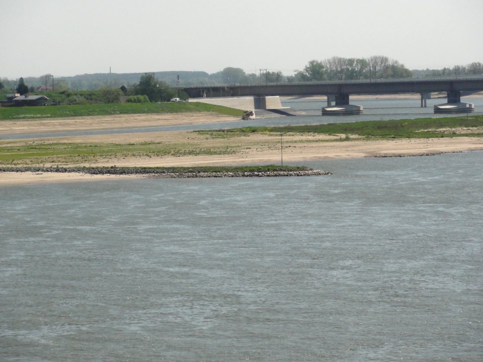 Spiegelwaal 01 bij spoorbrug met Waal op voorgrond