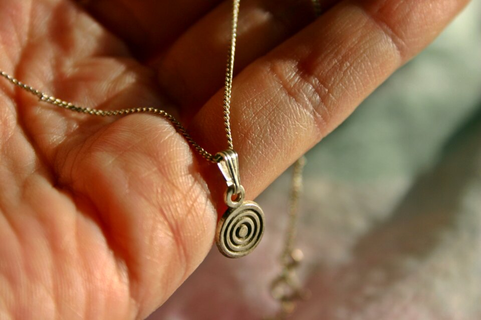 Necklace shiny gold