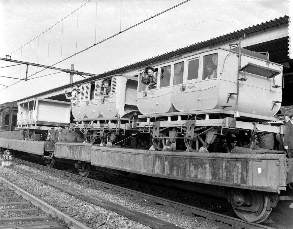 Spoorlijn Arnhem-Oberhausen 100 jaar . Feesttrein met oude rijtuigen, Bestanddeelnr 908-0889