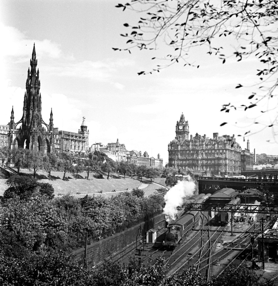 Spoorlijnen van Waverley Railway Station, met links het monument voor Sir Walter, Bestanddeelnr 254-3512