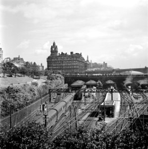 Spoorlijnen van Waverley Railway Station, met daarachter Waverley Bridge en het , Bestanddeelnr 254-3513